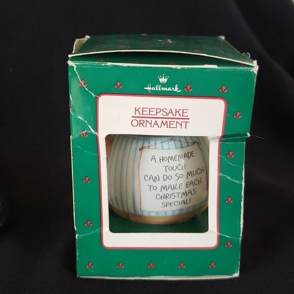 Vintage Hallmark Betsey Clark: Home for Christmas Glass Ball Ornament Dated 1988 - Picture 10 of 13